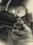 73043 Afbeelding van filmoperateur W.G.M. Ellenbroek (1909-1986) naast de projector in de Bioscoop Vreeburg (Vredenburg ...